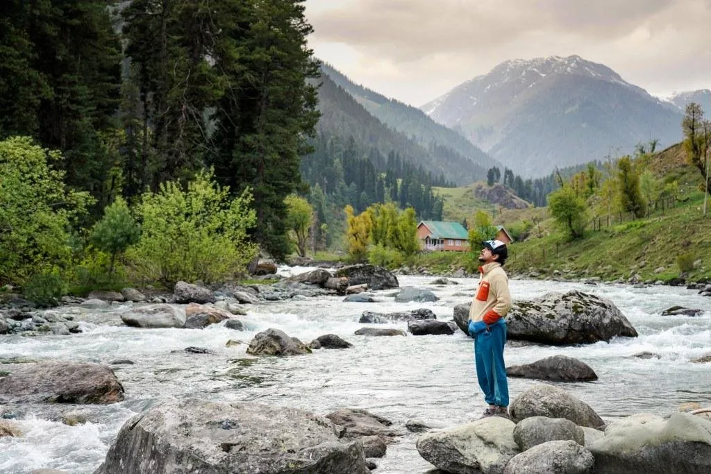 kashmir with gurez tour Package.